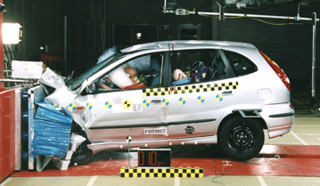 Краш тест Nissan Almera Tino (2001)